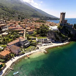 https://hotel-castello-lake-front.hotelinveneto.com